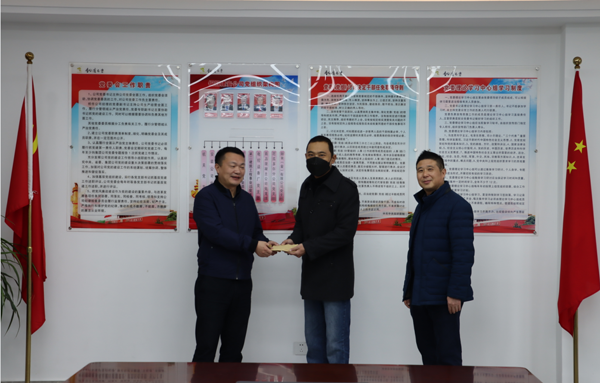 集團(tuán)公司黨委委員、副總經(jīng)理胡新付到公司走訪慰問